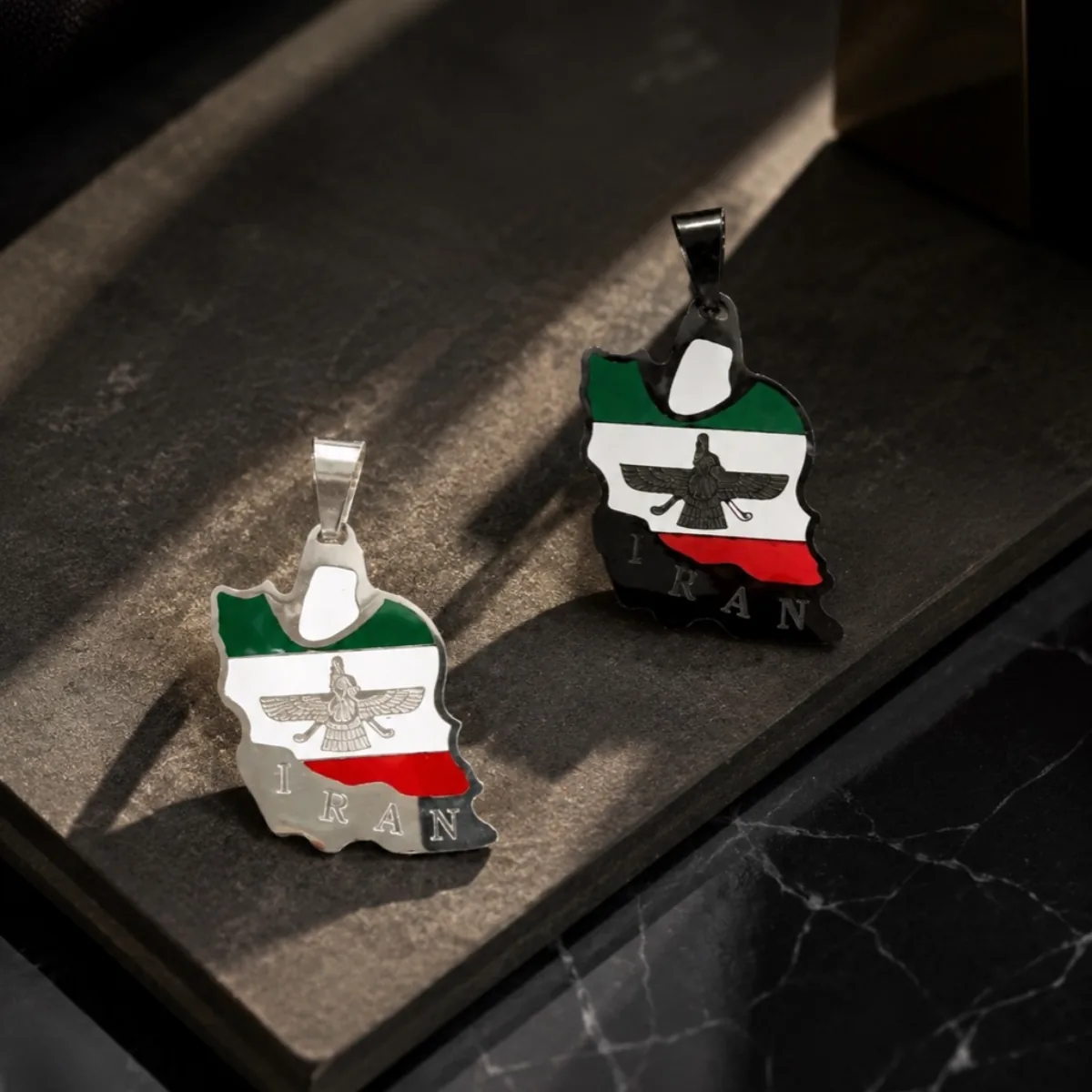 آویز گردنبند مردانه طرح نقشه ایران و فروهر پرچمی