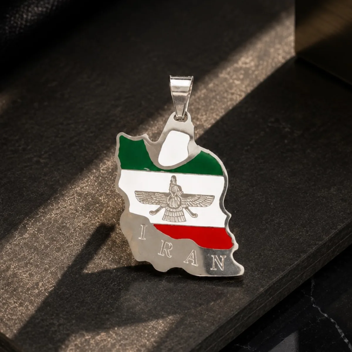 آویز گردنبند مردانه طرح نقشه ایران و فروهر پرچمی — تصویر 3